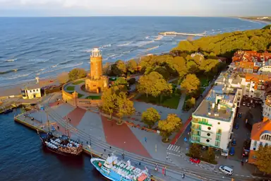 Latarnia morska i port w Kołobrzegu w ciepłym wieczornym świetle