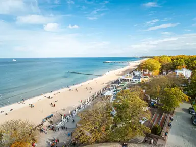 Panorama plaży, promenady i molo w Kołobrzegu