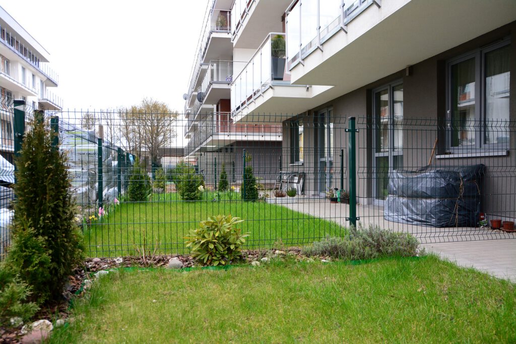 Bursztynowy — ogródek przy apartamencie