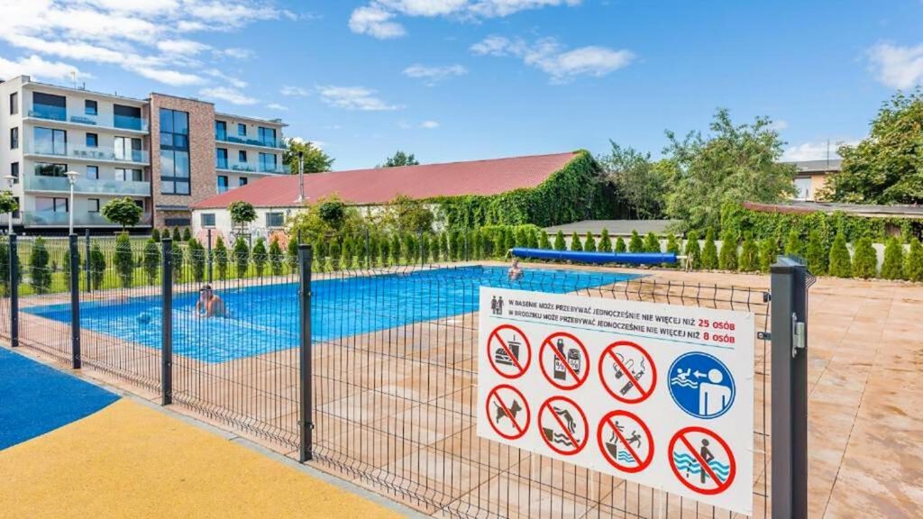 Perłowy — sezonowy basen na osiedlu