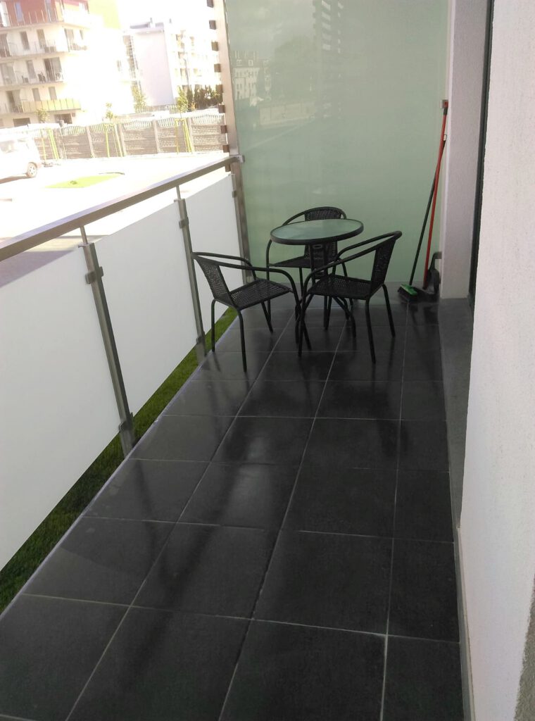 Rybacki — balkon ze stolikiem i krzesłami