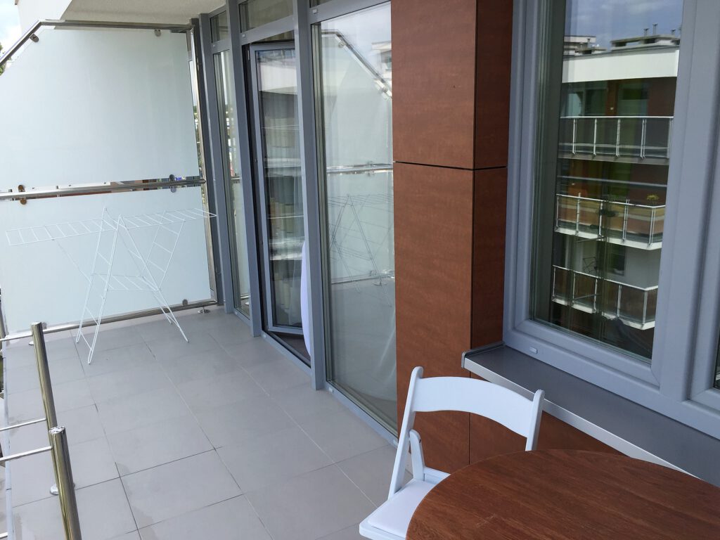 Widokowy — balkon ze stolikiem i krzesłami