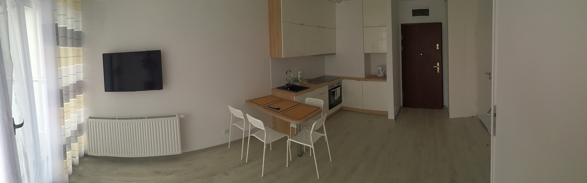 Widokowy — panorama salonu z aneksem kuchennym